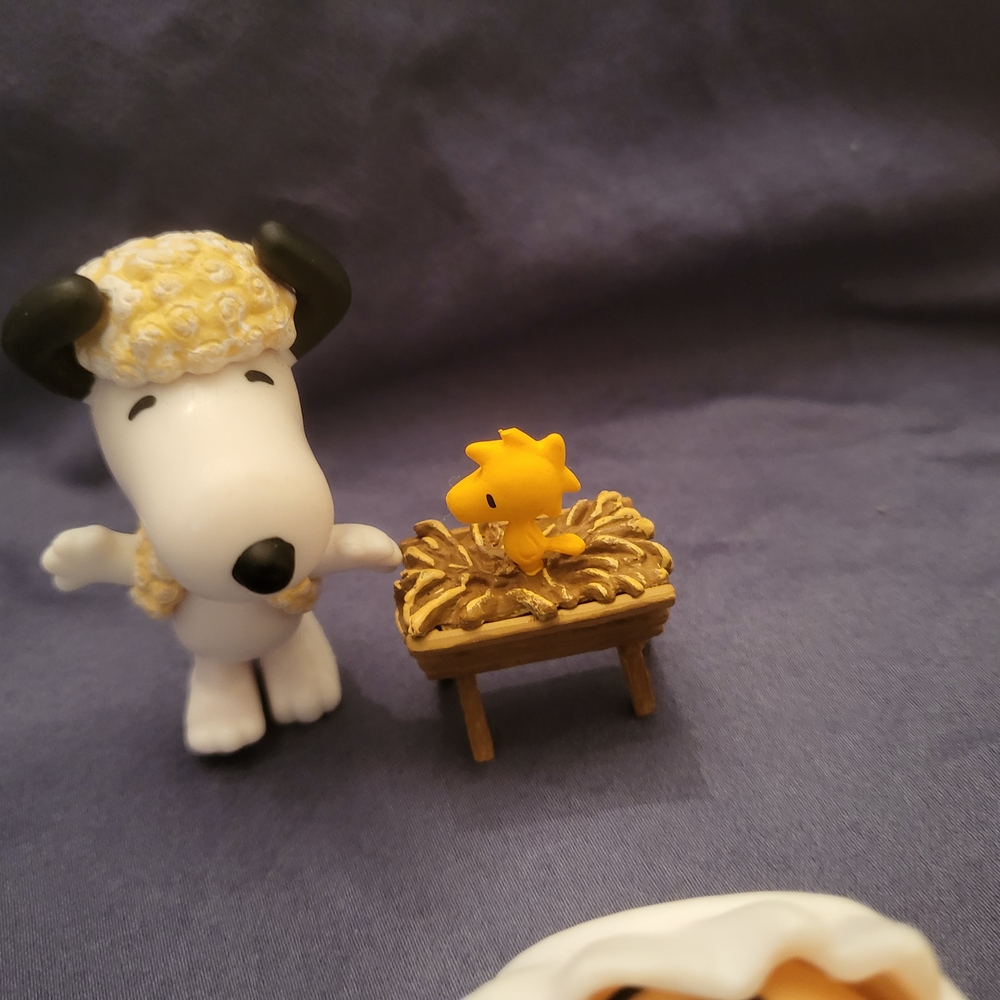 Peanuts Nativity Playset - Blue, Yellow, Red, White - Picture 8 of 10